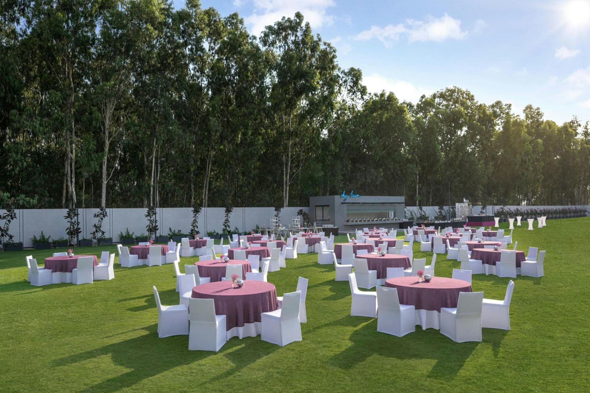 Moxy Bengaluru Airport Prestige Tech Cloud Hotel Devanahalli ภายนอก รูปภาพ
